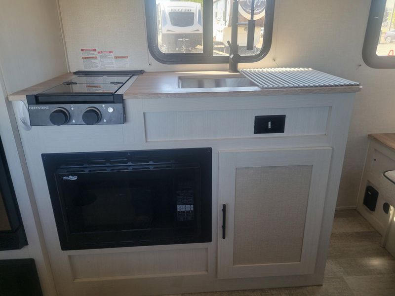 Used 2024 FOREST RIVER NO BOUNDRIES 19.3 Image 13