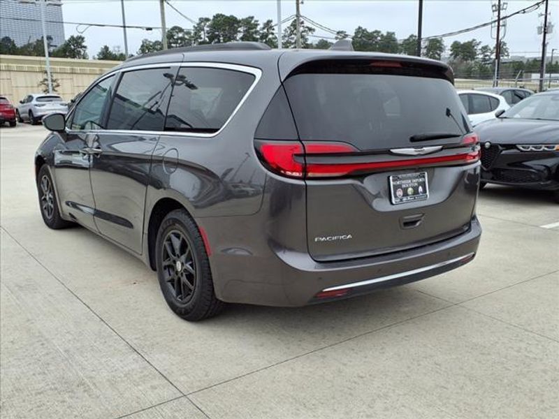 2022 Chrysler Pacifica Touring LImage 2