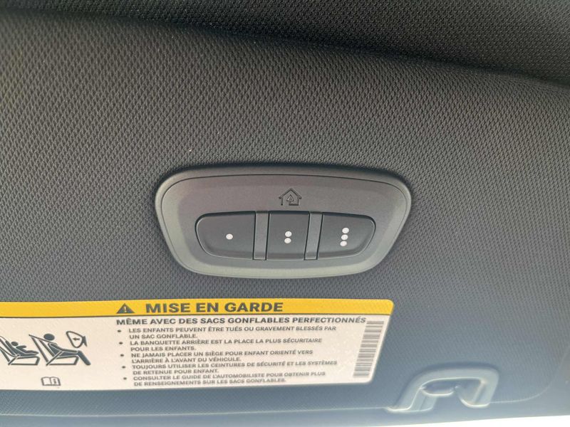 New 2025 Chrysler Pacifica SelectImage 18