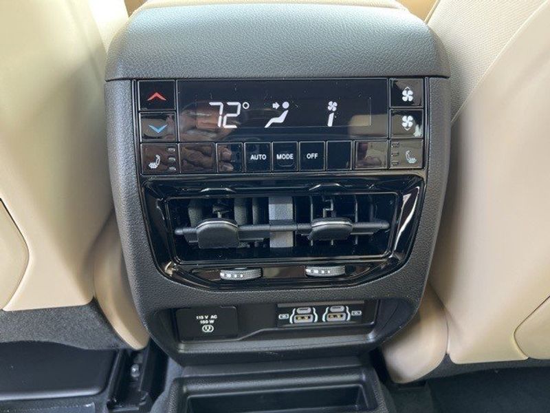 2023 Jeep Grand Cherokee L Limited 4x4Image 39