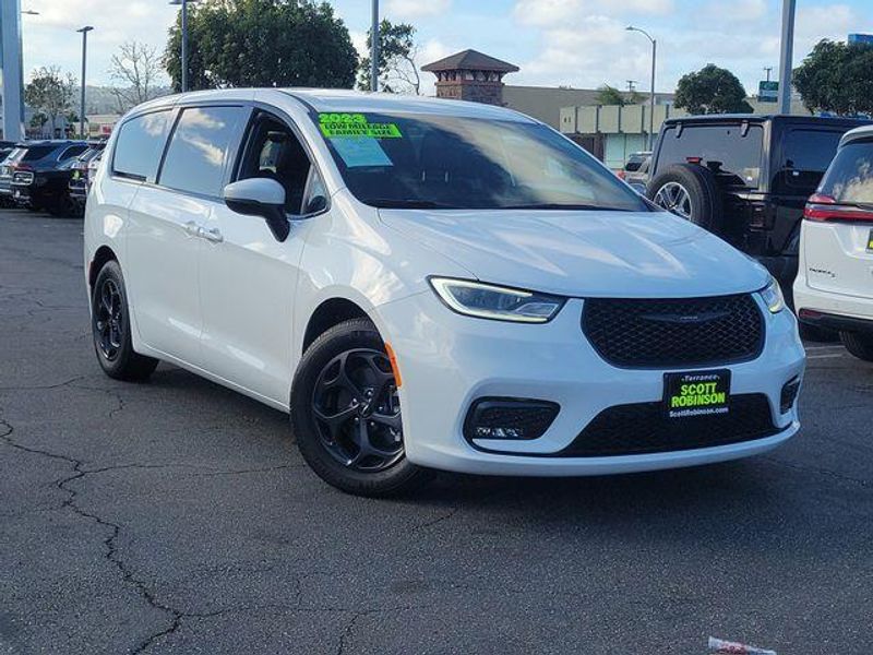 New 2023 Chrysler Pacifica Plug-in Hybrid Touring L