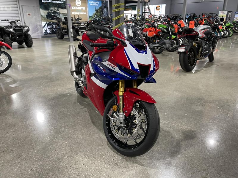 New 2025 Honda CBR1000RR-R FIREBLADE SP Image 2