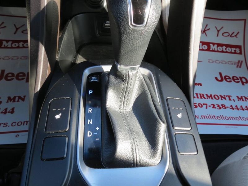 Used 2017 Hyundai Santa Fe Sport 2.4L AWD 4dr SUVImage 22