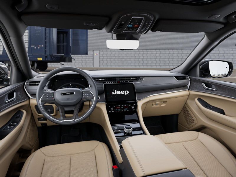 New 2025 Jeep Grand Cherokee Limited 4x4Image 8