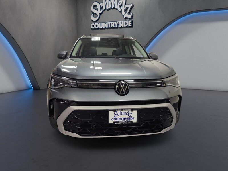 Used 2025 Volkswagen Taos SEL AWD w/Sunroof & NavImage 2