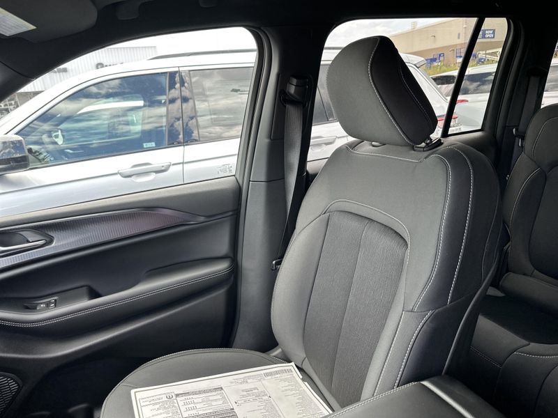 New 2025 Jeep Grand Cherokee Laredo X 4x4Image 28