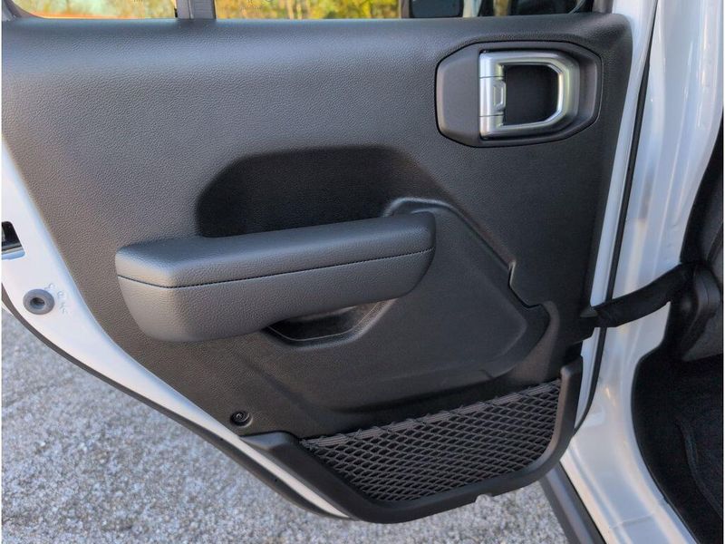 Used 2024 Jeep Wrangler WillysImage 32