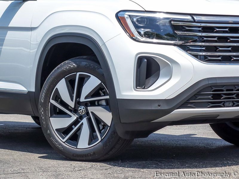 2024 Volkswagen Atlas SEL photo 3