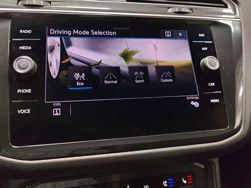 Used 2024 Volkswagen Tiguan AWD SEL R-Line w/Sunroof/NavImage 32