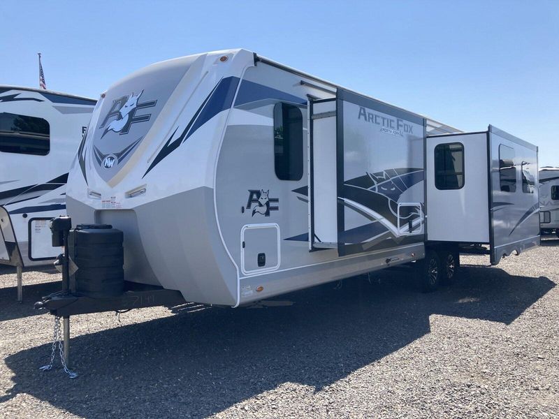 2024 ARCTIC FOX 32A  in a MOON STONE exterior color. Legacy Powersports 541-663-1111 legacypowersports.net 