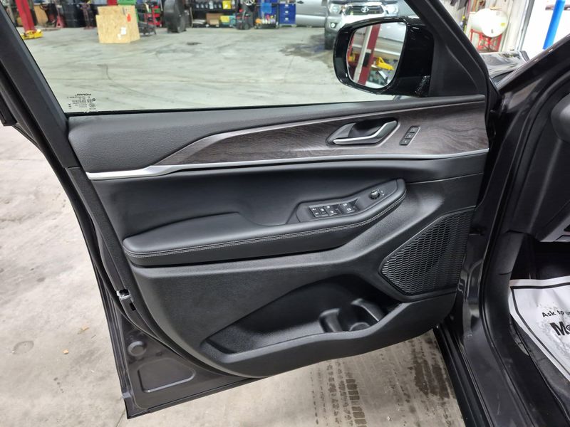 New 2025 Jeep Grand Cherokee L Limited 4x4Image 25