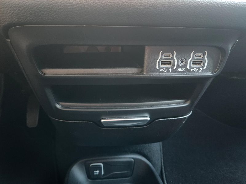 Used 2025 Chrysler Pacifica Select
