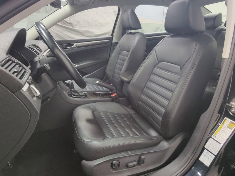 Used 2017 Volkswagen Passat SEL Premium w/Sunroof/NavImage 12