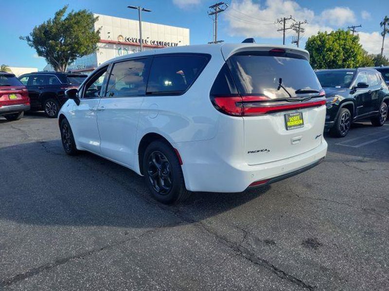 New 2023 Chrysler Pacifica Plug-in Hybrid Touring L