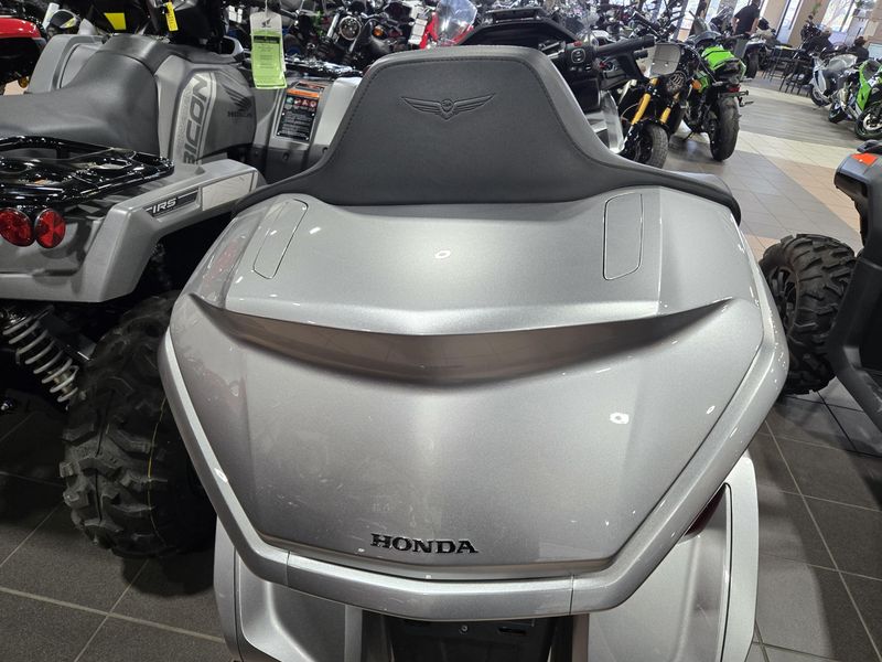 New 2025 Honda GOLD WING TOUR LIGHT SILVER METALLIC Image 17