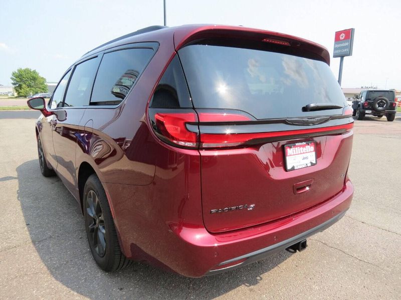 New 2021 Chrysler Pacifica Touring AWD 4dr Mini VanImage 6
