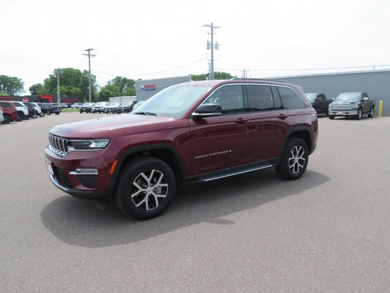 Used 2025 Jeep Grand Cherokee Limited 4x4 4dr SUVImage 4