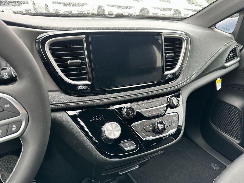 2025 Chrysler Pacifica SelectImage 3