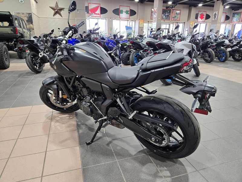 2025 Yamaha MT07 MATTE CHARCOAL BLACK Image 6