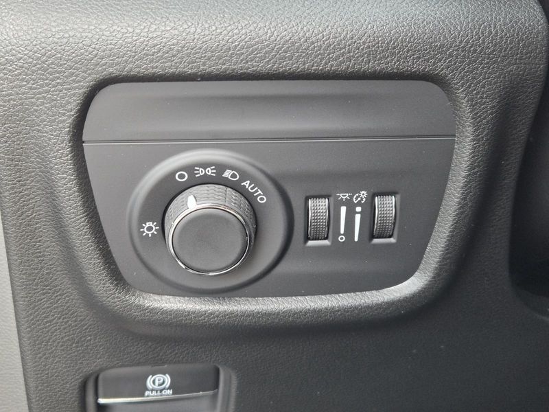 New 2026 Jeep Grand Cherokee Laredo Altitude 4x2