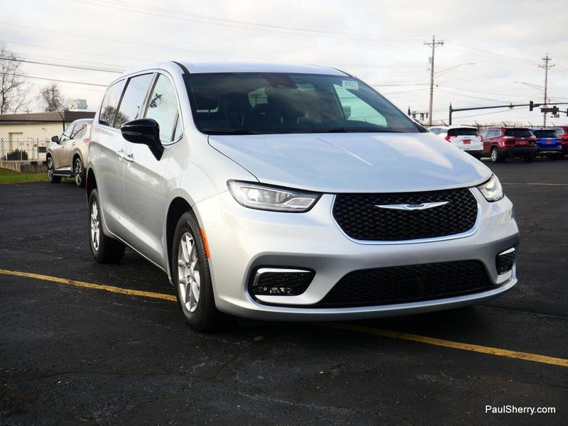 New 2026 Chrysler Pacifica Select