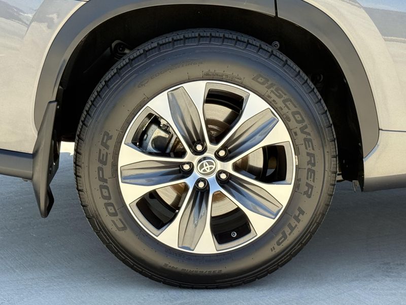 Used 2022 Toyota Highlander XLEImage 16