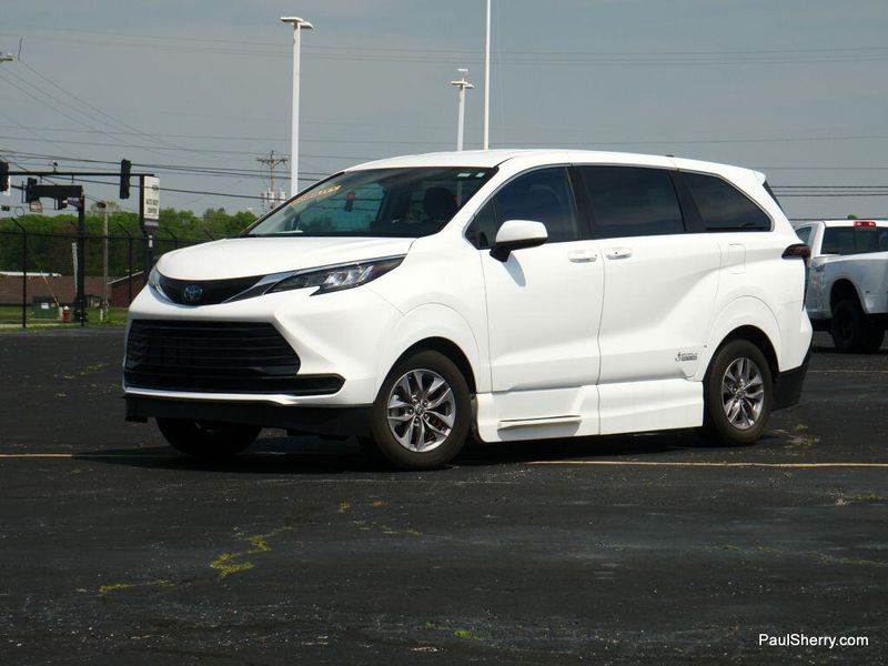 2022 Toyota Sienna Hybrid LEImage 25