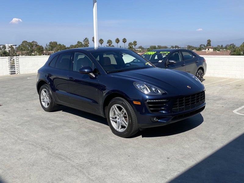 2018 Porsche Macan BaseImage 2