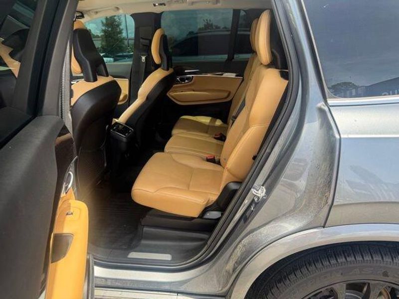 2016 Volvo XC90 T6 Momentum