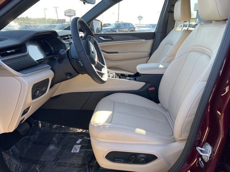 2023 Jeep Grand Cherokee L Limited 4x4Image 11