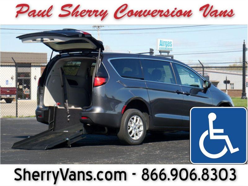 2022 Chrysler Voyager LXImage 1