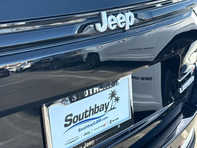 New 2026 Jeep Grand Cherokee Laredo 4x2