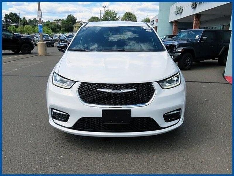 New 2025 Chrysler Pacifica SelectImage 2