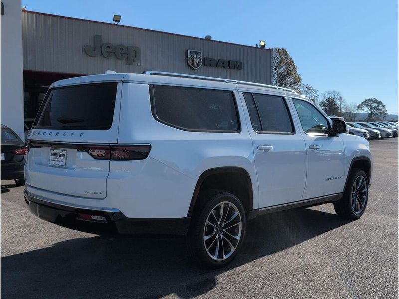 2023 Jeep Wagoneer L Series IIIImage 5