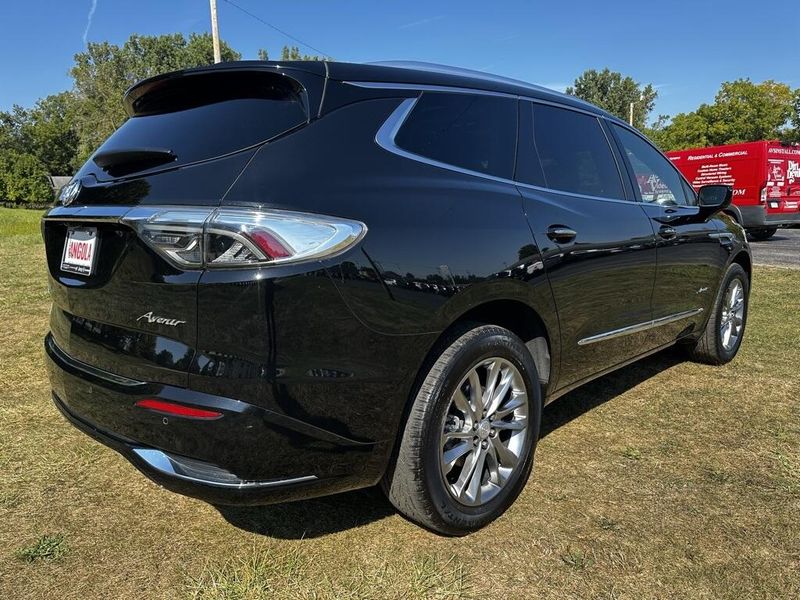 2022 Buick Enclave Avenir photo 3