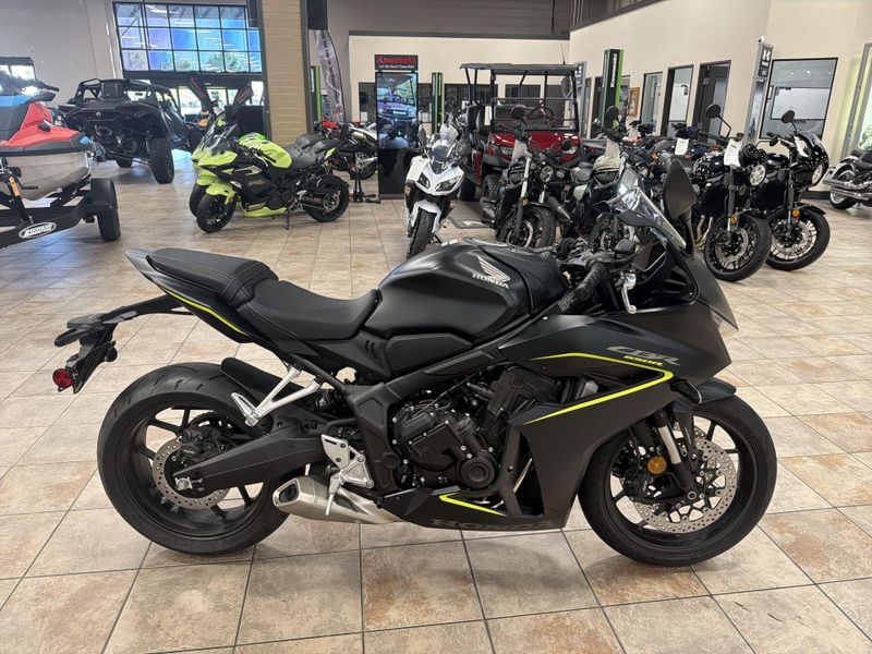 New 2026 Honda CBR650R E-CLUTCH Image 10