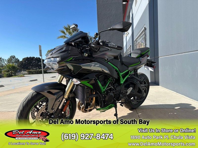 2024 Kawasaki ZR1000LRFNL-GY2  in a METALLIC MATTE GRAPHENESTEEL GRAY/EBONY/MIRROR CoatED BLACK exterior color. Del Amo Motorsports of South Bay (619) 547-1937 delamomotorsports.com 