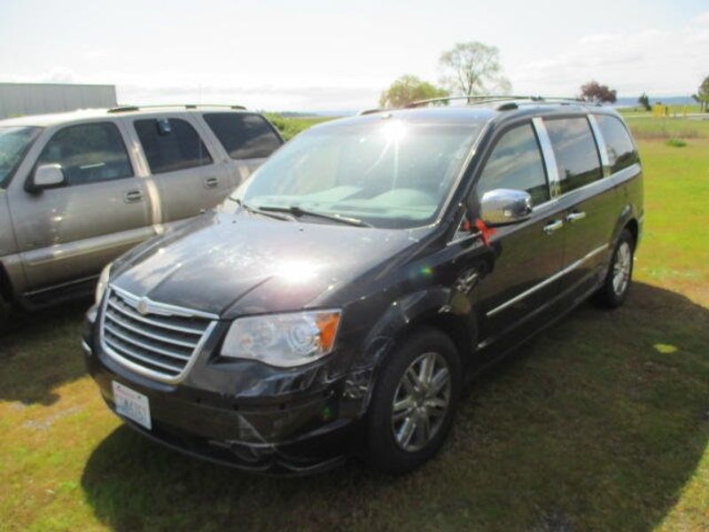2008 Chrysler Town & Country LimitedImage 1