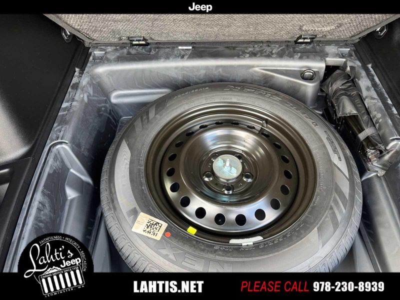 2023 Jeep Grand Cherokee Altitude photo 24