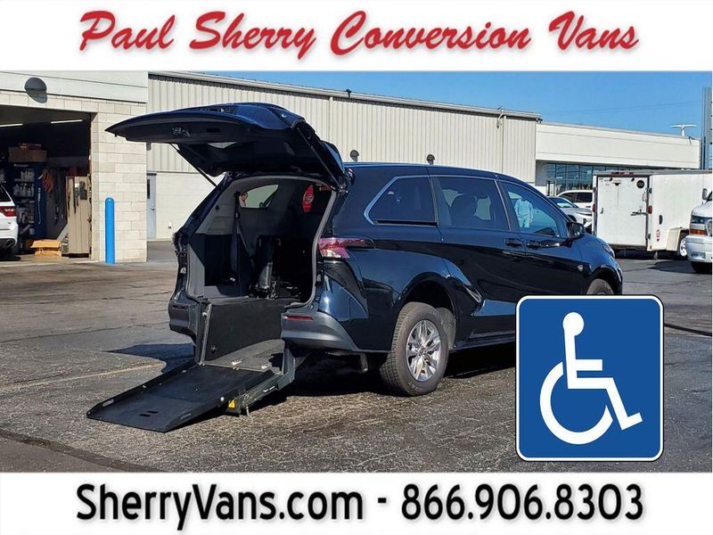 Used 2023 Toyota Sienna LEImage 1