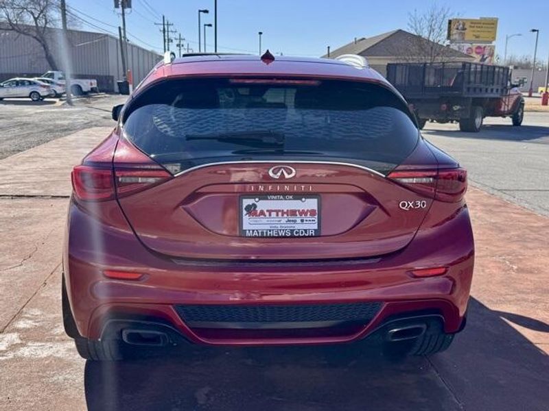 Used 2017 INFINITI QX30 PremiumImage 6