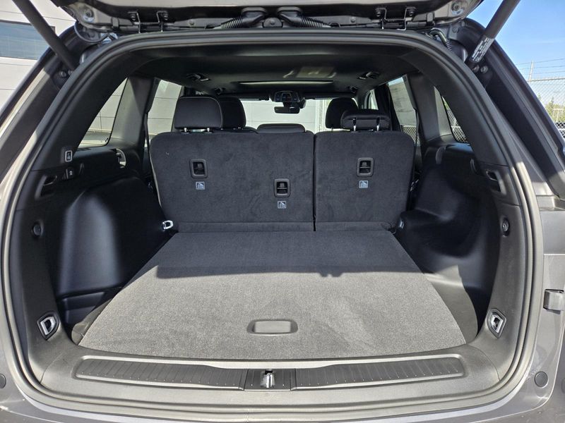 New 2026 Jeep Grand Cherokee Laredo X 4x4