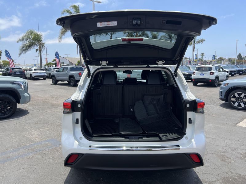 Used 2020 Toyota Highlander Hybrid XLEImage 29
