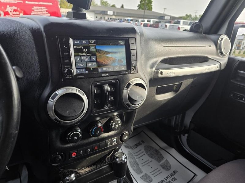 2014 Jeep Wrangler Unlimited Sahara photo 14