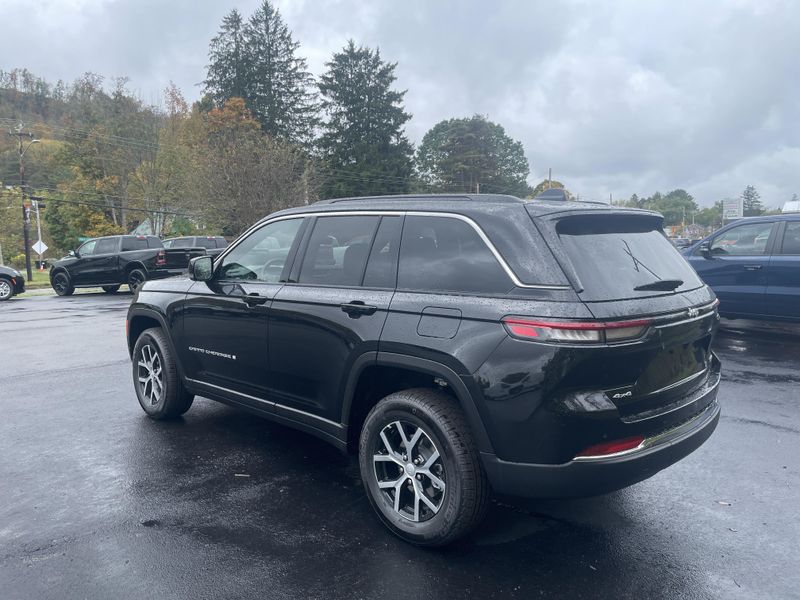 2025 Jeep Grand Cherokee Limited photo 2