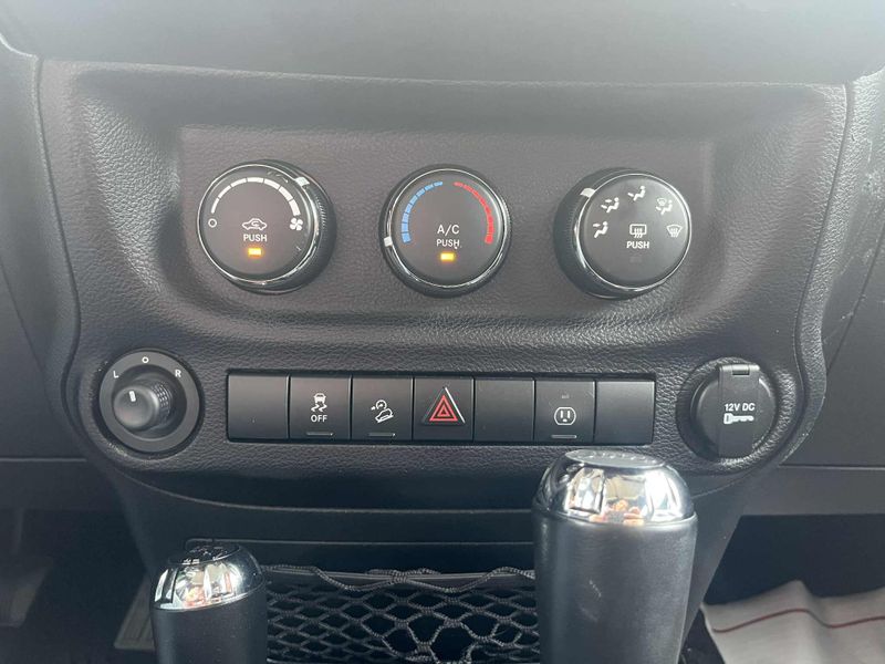 Used 2016 Jeep Wrangler Unlimited Image 2