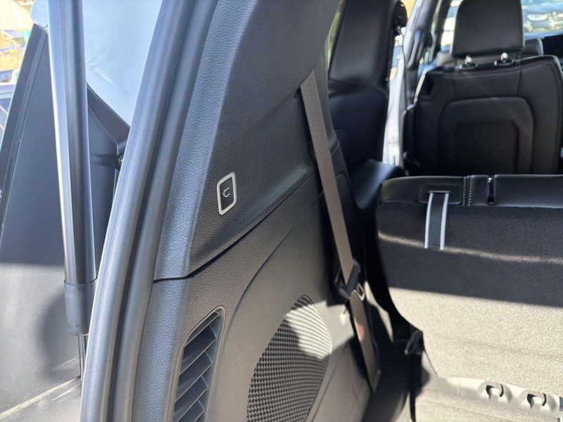 Used 2025 Chrysler Pacifica SelectImage 13