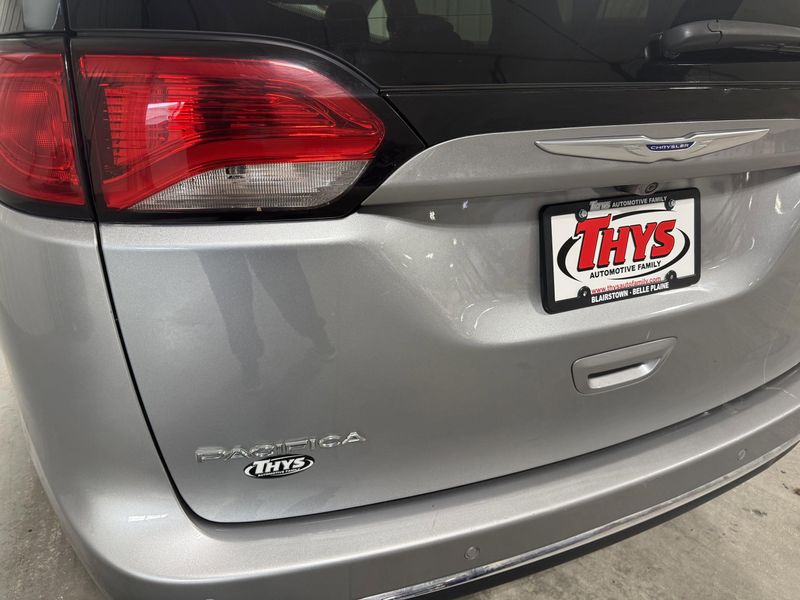 Used 2019 Chrysler Pacifica Touring LImage 5