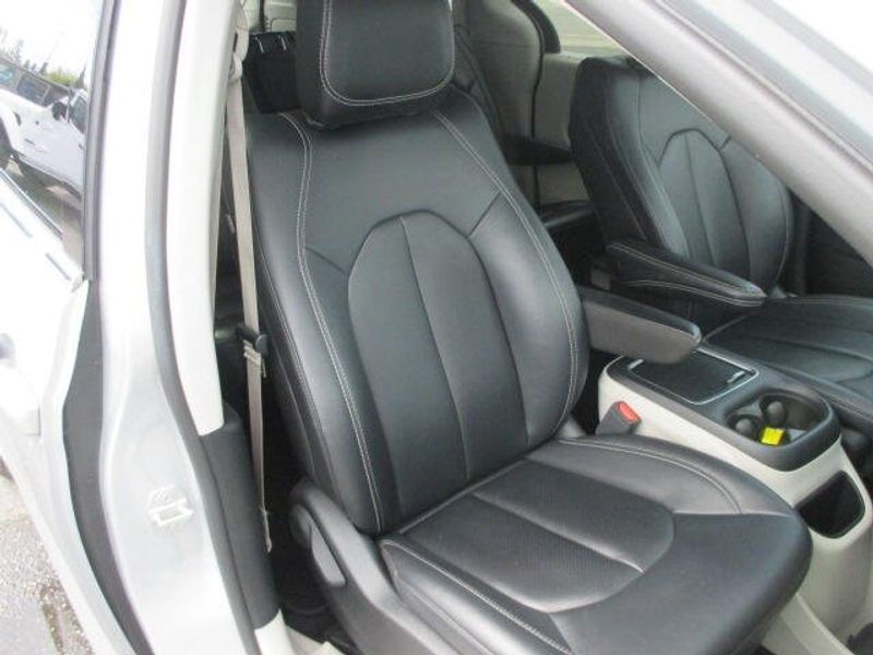 Used 2024 Chrysler Pacifica Touring LImage 24