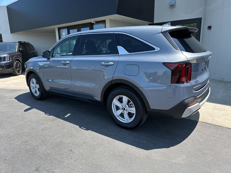 2025 Kia Sorento LXImage 7